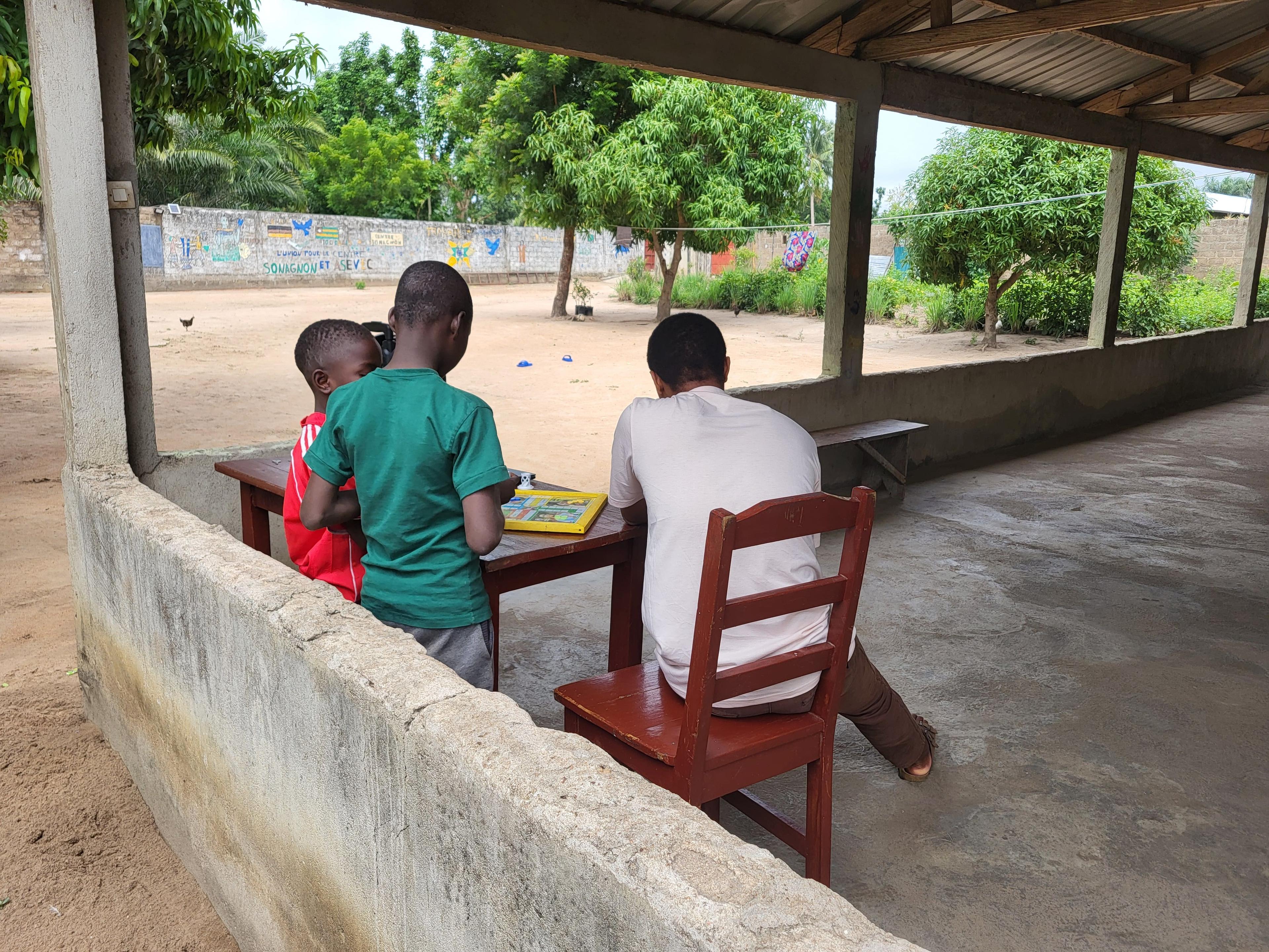 Kinder im Zentrum spielen